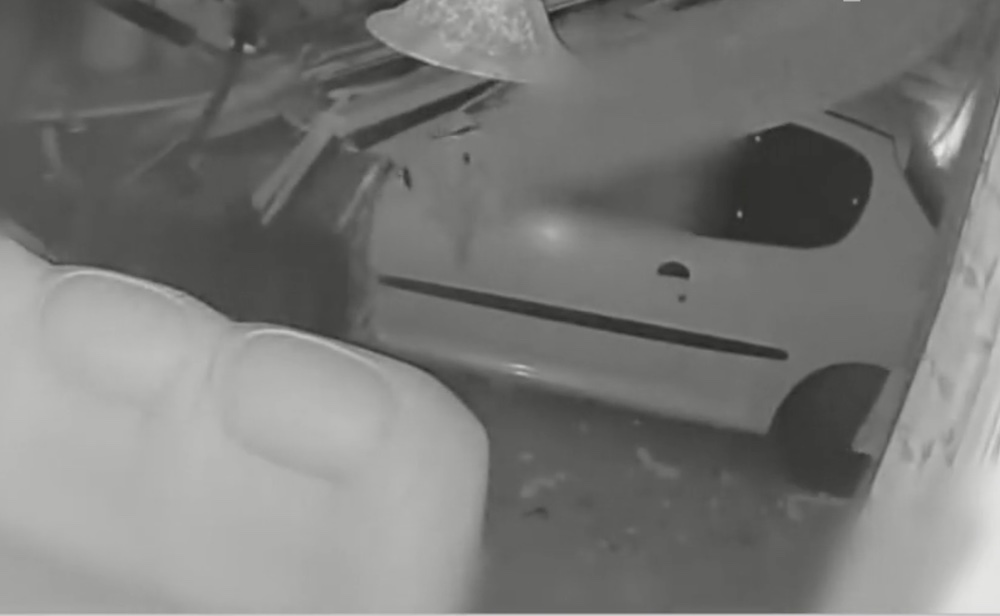 VIDEÓ: Hatalmas sebességgel csapódott egy házba