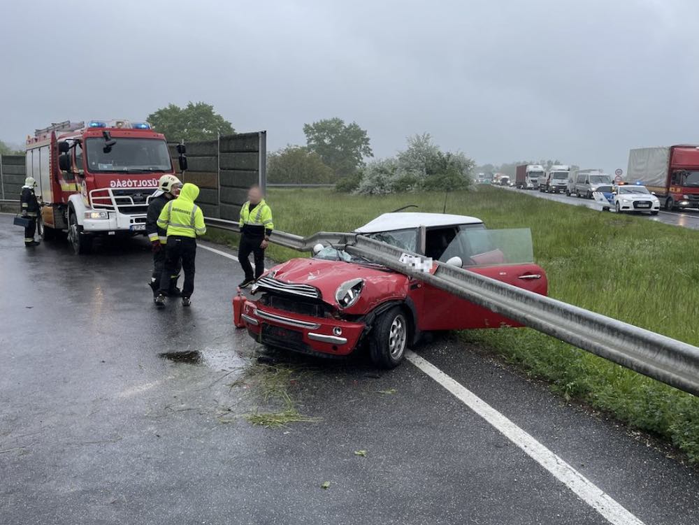 FOTÓK: Mini Cooper szorult a felhajtó sáv szalagkorlátja alá