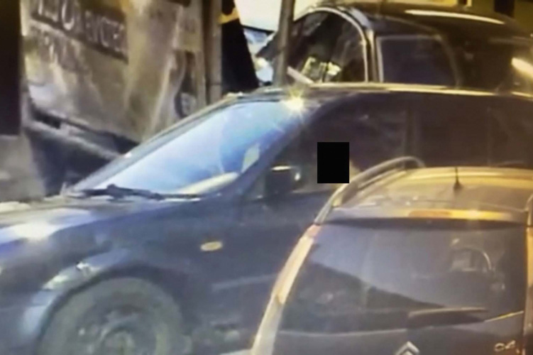 Utassal együtt lopták el a Mazdát a 8. kerületben