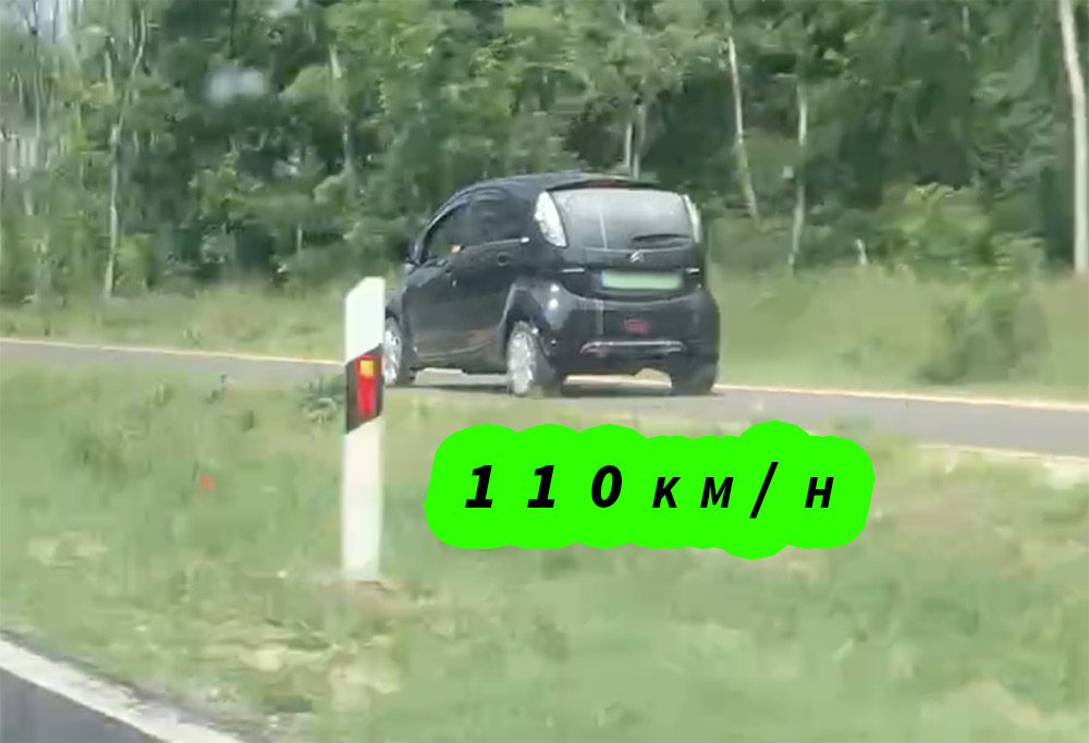 VIDEÓ: Bicikliúton száguldott 110-zel egy villanyautós Győr közelében