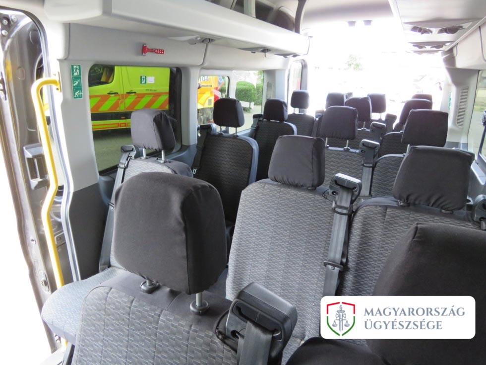 A buszon felejtette a kislányt, aki emiatt meghalt. Itt tart az ügy