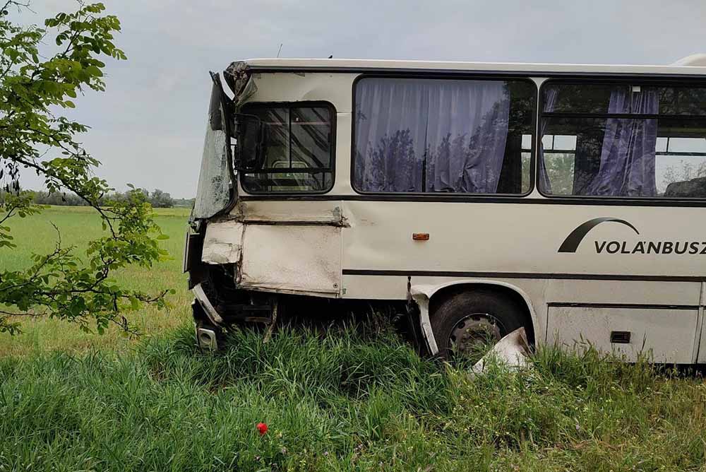 FOTÓK: Újabb buszbaleset történt. Teherautóval ütközött egy menetrendszerinti járat