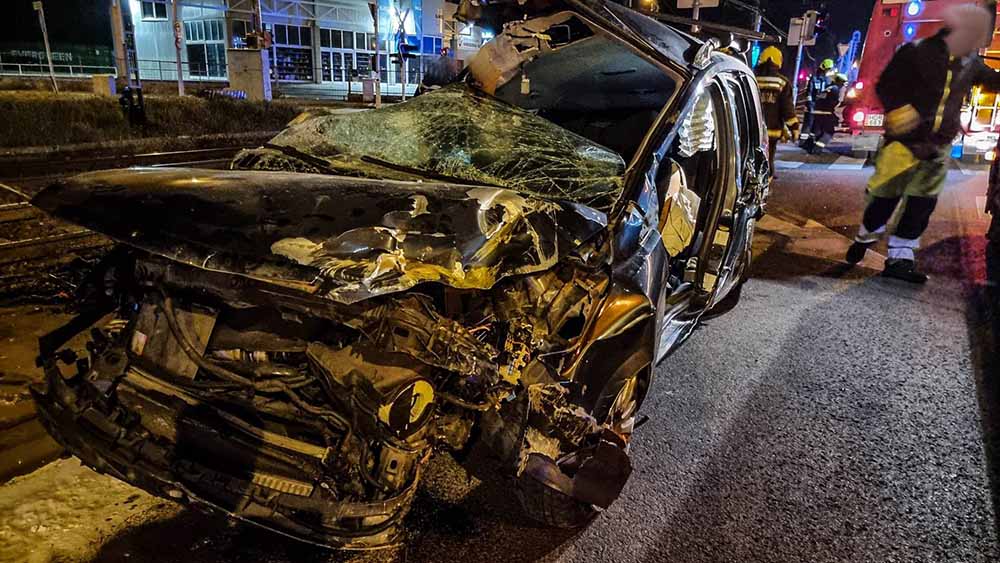 Hatalmas erővel roncsolta szét a szerelvény a kocsit: HÉV elé kanyarodott egy Ford Zuglóban