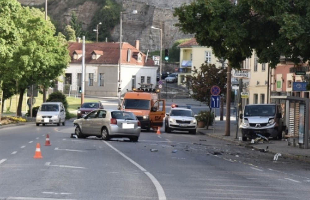 Tehergépkocsinak, kukának, jelzőtáblának és virágládának is nekiütközött egy sofőr Esztergomban