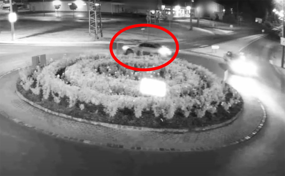 VIDEÓ: Balesetet okozott a körforgalomban, majd elhajtott