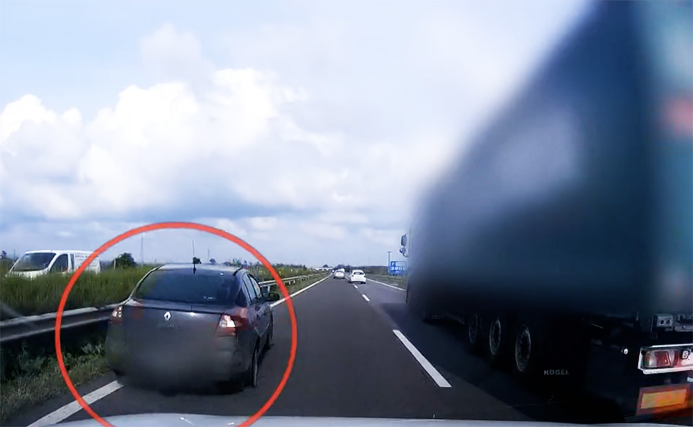 VIDEÓ: A belső sávban megállt az M3-ason