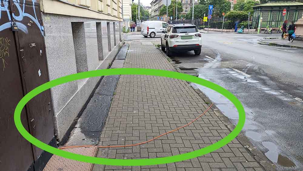 Egyszerűen kivezette a hosszabbítót a Dohány utcában, hogy tölthesse elektromos autóját. Nem az első eset…