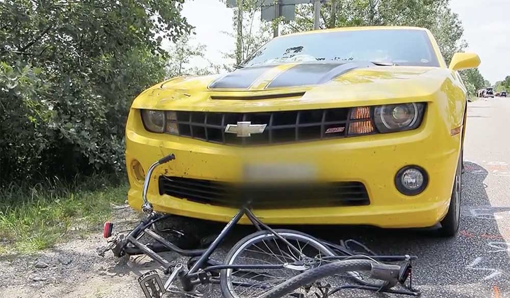 VIDEÓ: Ittasan gázolta el a kerékpárost egy Camaroval a fiatal nő