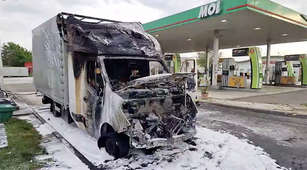 VIDEÓ: A legrosszabb helyen gyulladt ki egy kisteherautó