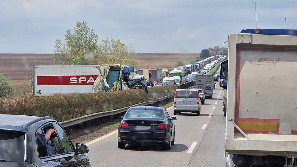 Baleset történt az M1-en. Teljes pályazár van