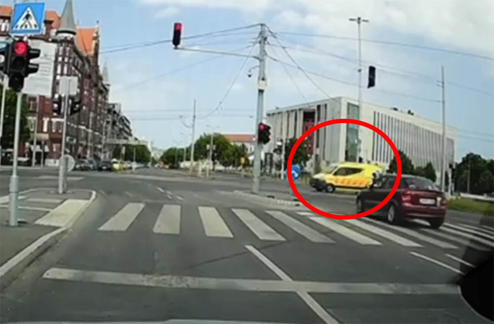 VIDEÓ: Esze ágában nem volt elengedni a szirénázó mentőt