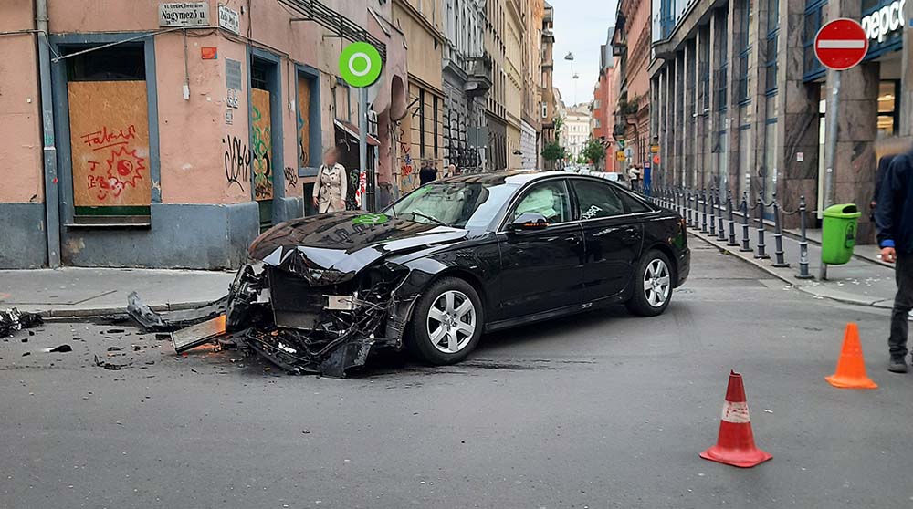 FOTÓK: A lengyel nagykövet karambolozott egy trolibusszal a Nagymező utcában