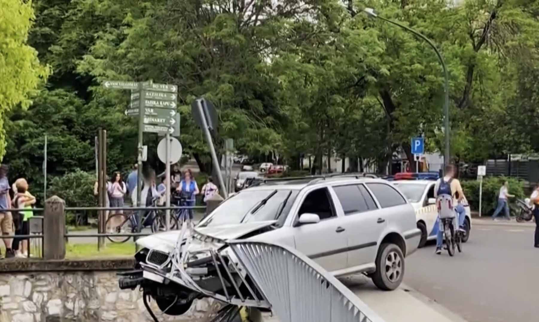VIDEÓ: Az egész városon át menekült bedrogozva, jogsi nélkül
