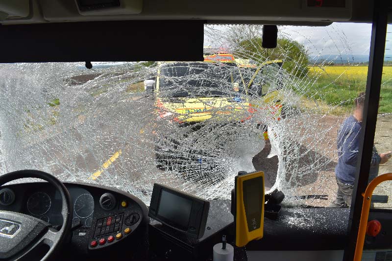 FOTÓK: Repülő ágy bontotta le a Volánbusz elejét a 27-es főúton