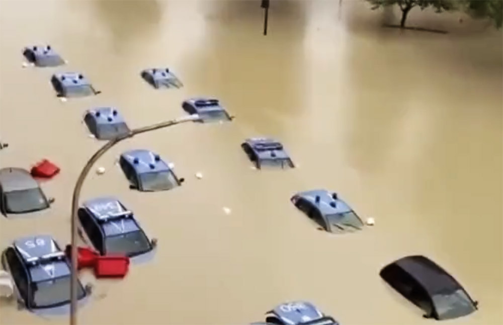 VIDEÓ: Egy teljes rendőrautó-flotta is a víz fogságába esett Olaszországban