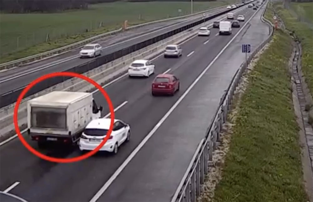 VIDEÓ: Sávváltásból baleset