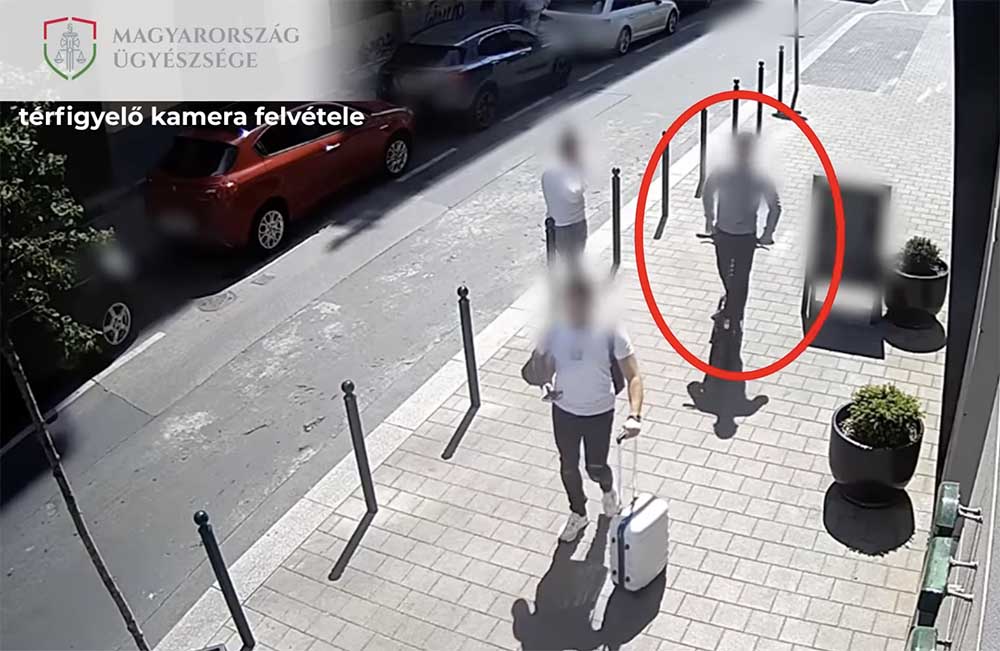 VIDEÓ: Megverte a rolleres a gyalogost, mert az rászólt, hogy ne a járdán haladjon