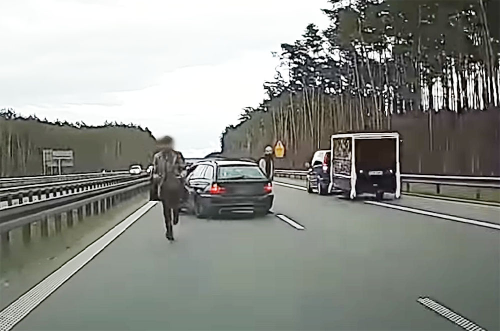VIDEÓ: Elképesztő, amit az autópályán művelt a BMW sofőrje