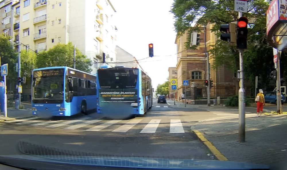 VIDEÓ: Áthajtott a piroson két, egymással szemben közlekedő busz