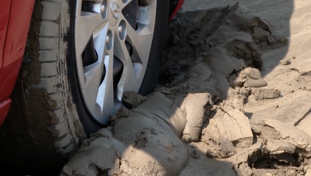 VIDEÓ: A brutális esőzés miatt lerobbantak az autók