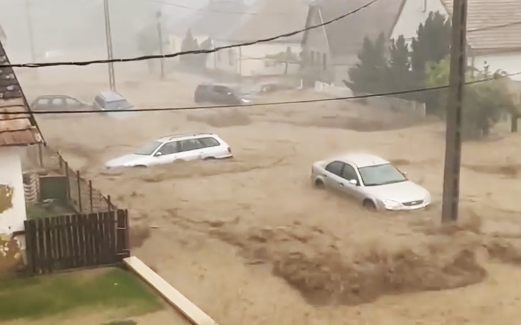 VIDEÓ: A hömpölygő sárfolyam még az autókat is odébb pakolta Tolnában