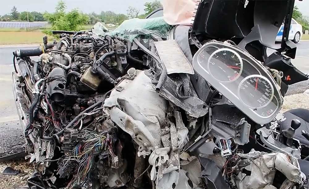 VIDEÓ: Letarolta őket a kamion. Gyerekek is ültek a kocsiban