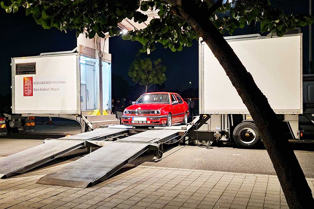 Egy komplett mobil vizsgaállomást vitt magával a rendőrség a gyorsulási versenyre