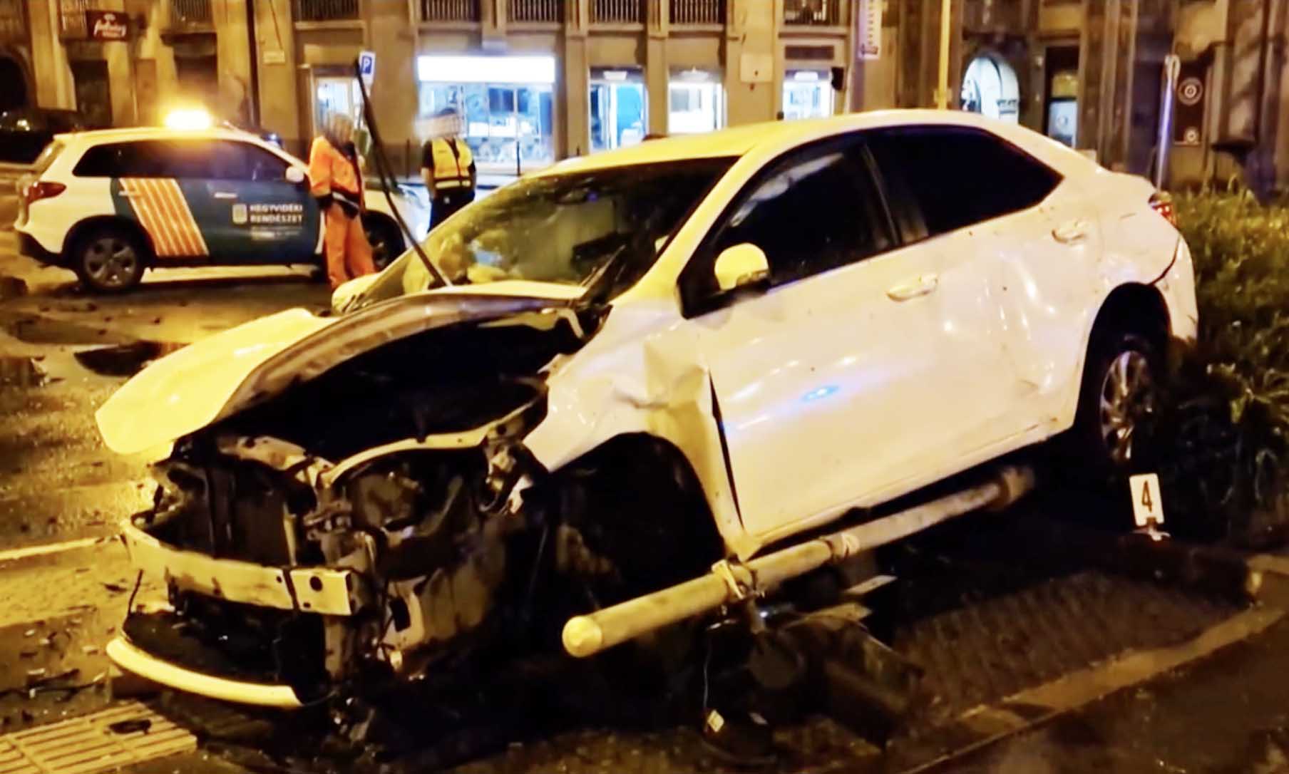 VIDEÓ: Egy részeg sofőr csapódott megállóba az Alkotás úton