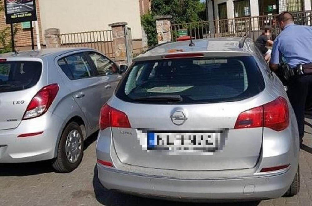 Másfél éves kislány ragadt bent a tűző napon parkoló autóban