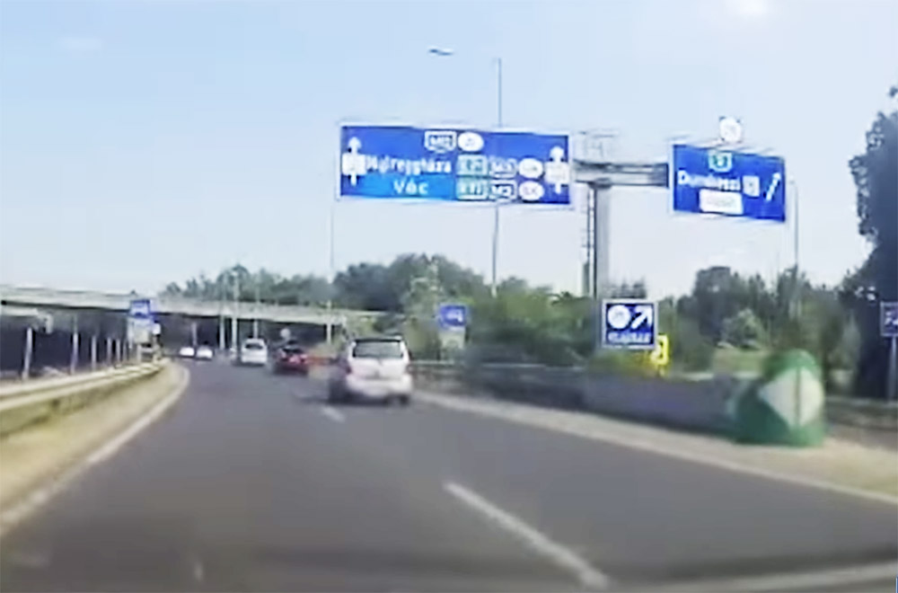 VIDEÓ: Kétségbeesve hívták az autóból a 112-t. Megindult a szülés