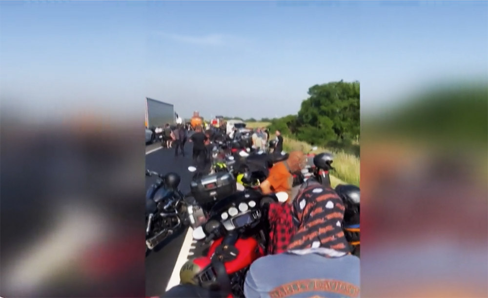 VIDEÓ: Így alakult ki a motoros tömegbaleset az M1-en