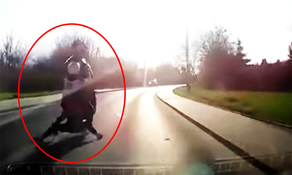 VIDEÓ: Hatalmasat estek. Reméljük a motoros nem egykerekezni akart