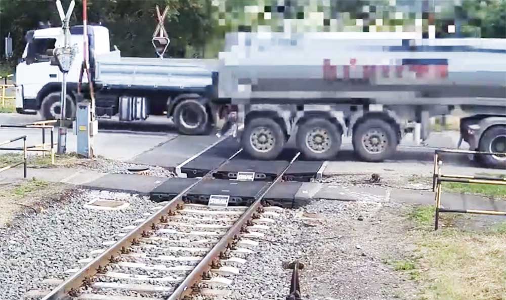 VIDEÓ: Jött a vonat! Nehéz megmagyarázni a történteket