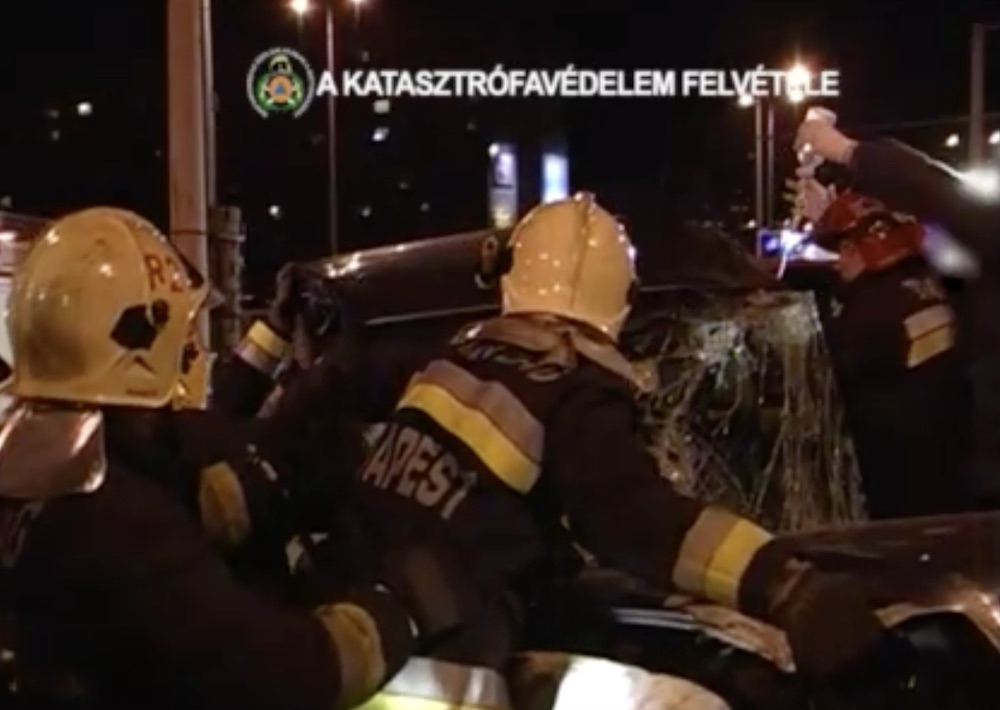 VIDEÓ: A szalagkorlát vágta le a lábát