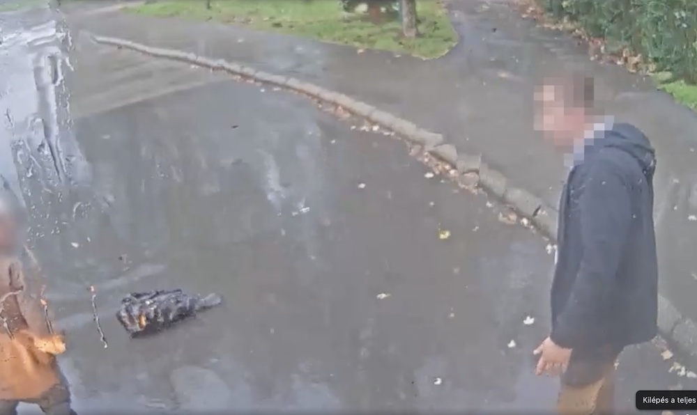 VIDEÓ: Elütötte a trolibusszal, majd kiosztotta a sérült idős urat