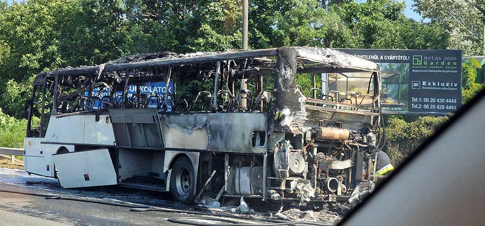 FOTÓK: Kigyulladt egy busz az M1-M7 közös szakaszán