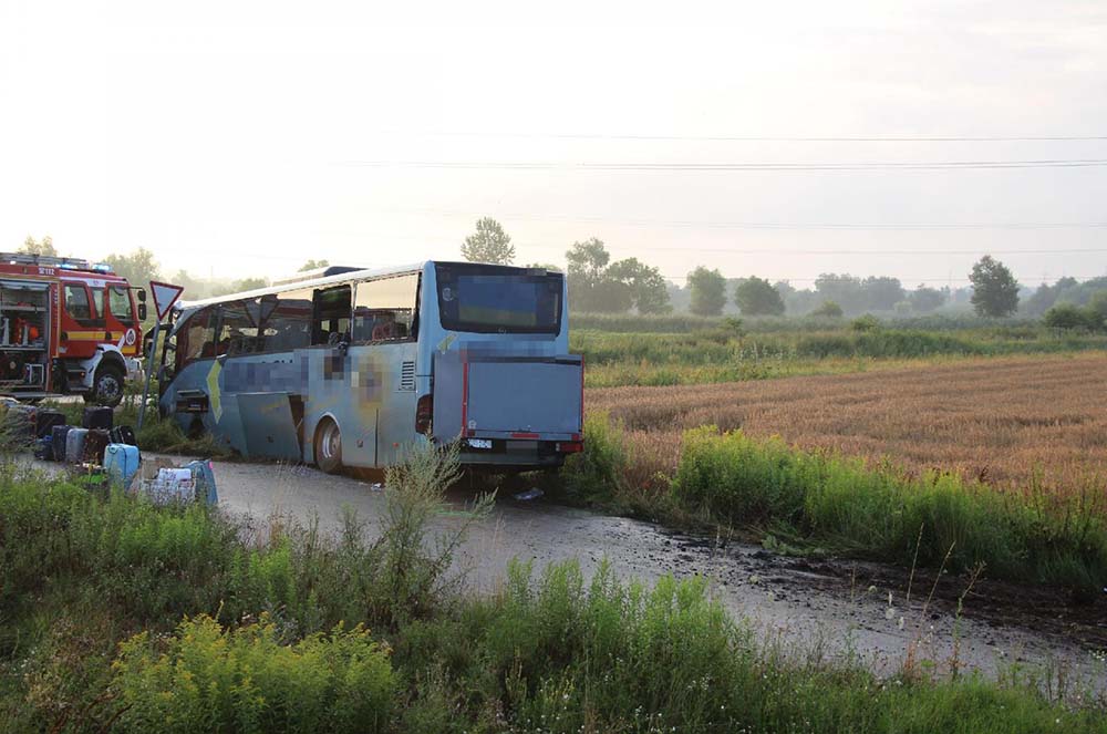 Buszbaleset történt a 4-esen, többen megsérültek