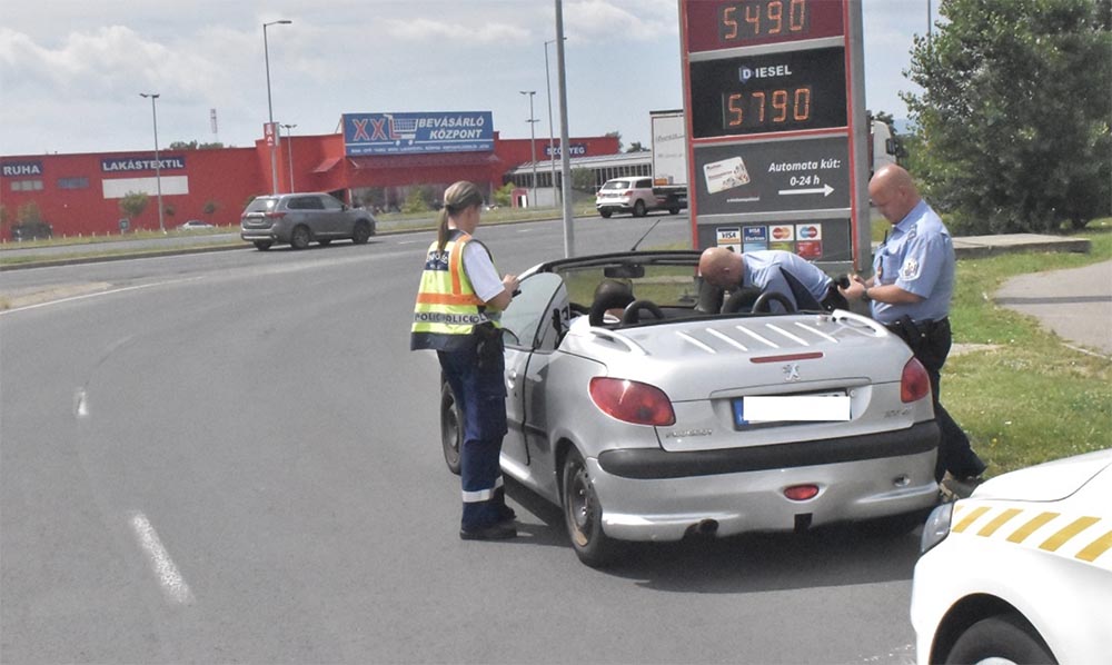 Bedrogozva száguldozott az autópályán Miskolcnál. Fegyver és gázspray is volt nála