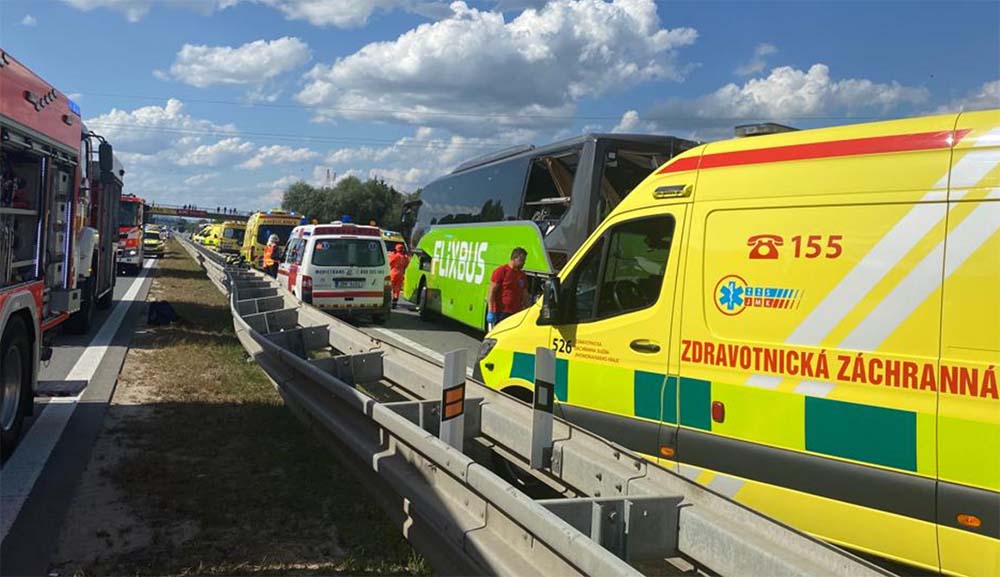 Budapestről indult busz ütközött Brnóban. Sok a sérült, egy ember meghalt