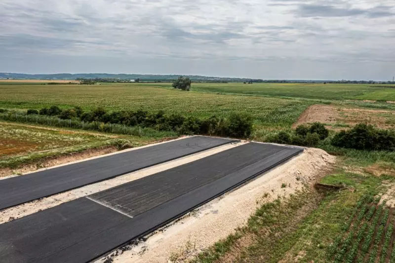 FOTÓK: A határig elért, de egyelőre a semmibe fut az M6-os autópálya