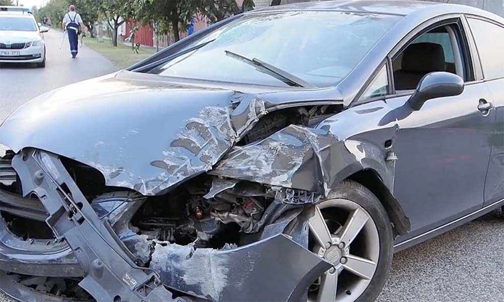 VIDEÓ: Részegen, a vezetéstől eltiltva csapódott egy ház falának