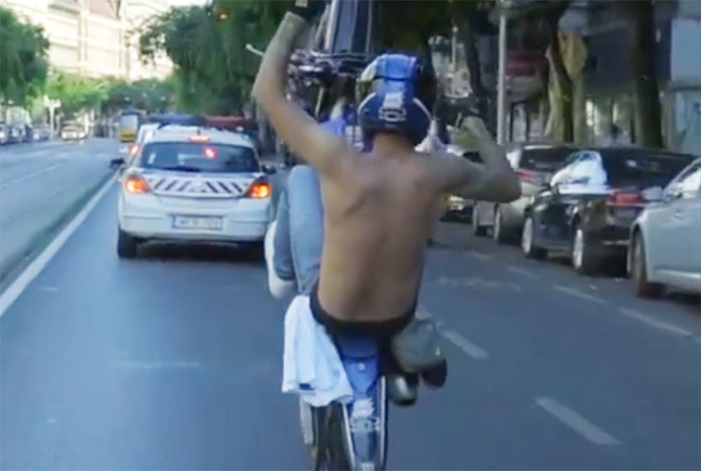 VIDEÓ: A Nagykörúton mutatta meg a rendőröknek, hogy mit tud a külföldi extrém motoros influenszer