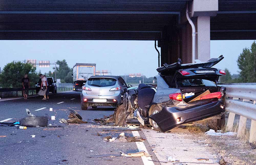 Egy ember meghalt, többen megsérültek az M9-esen