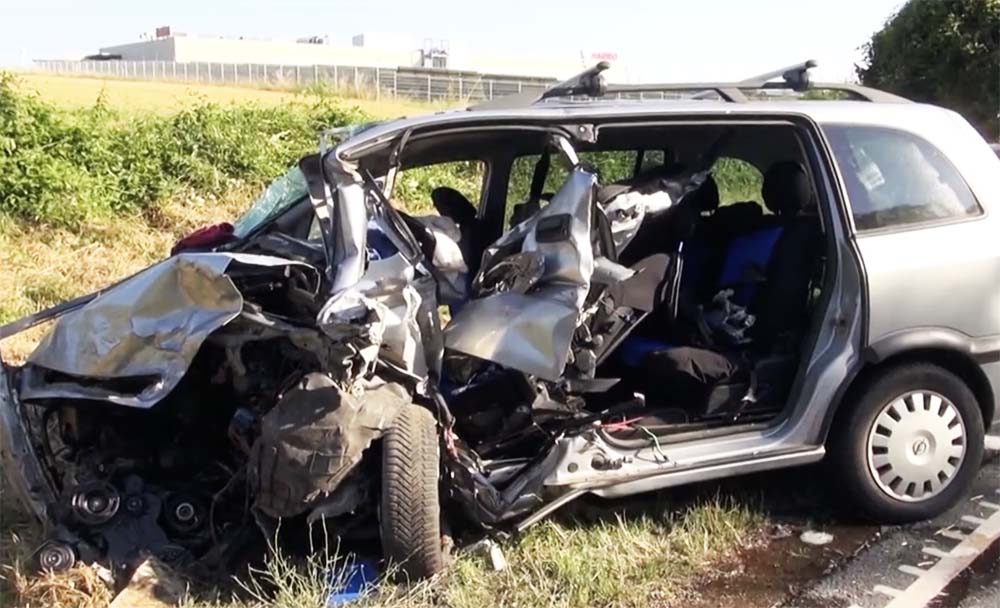VIDEÓ: Mellette halt meg a roncsban. Testvérén már nem tudtak segíteni a mentők