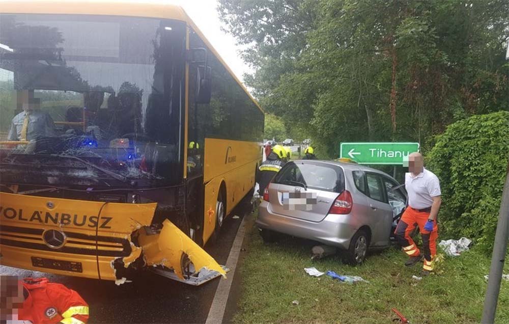Halálos baleset történt Tihanynál. Busz és autó ütközött