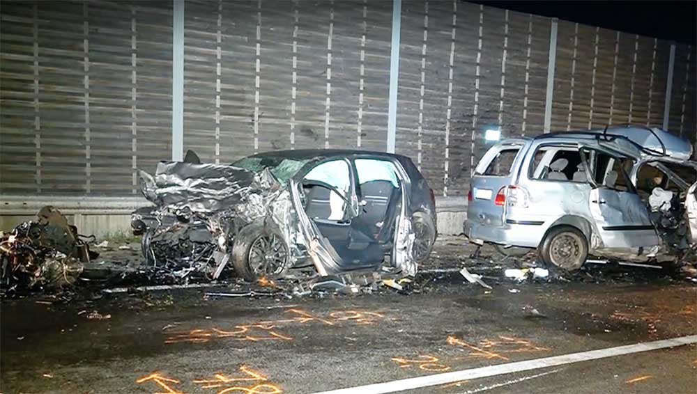 VIDEÓ: Egy fiatal lány élte túl az ütközést, szülei a szeme láttára haltak meg