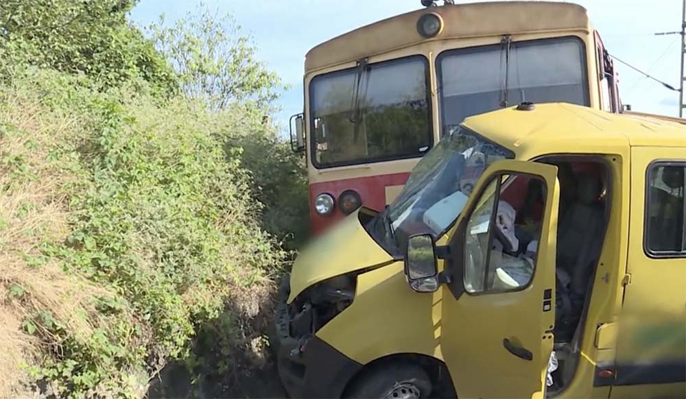 VIDEÓ: Teherautóval ütközött a vonat. Kisiklott