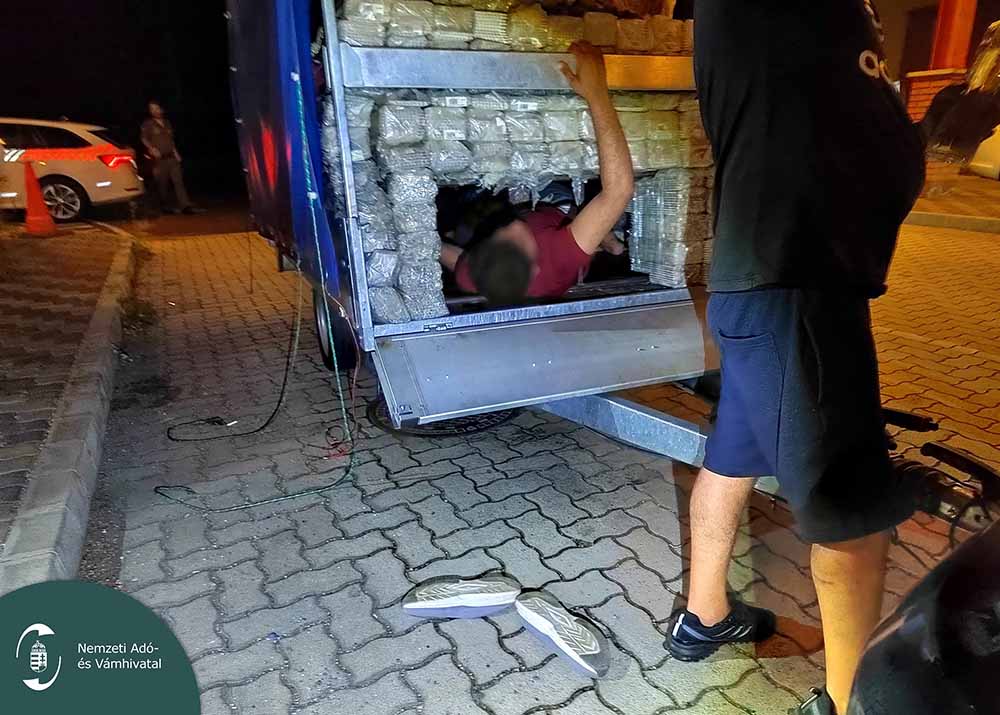 FOTÓK: Komplett barlangot találtak egy platón az M70-esen a NAV munkatársai