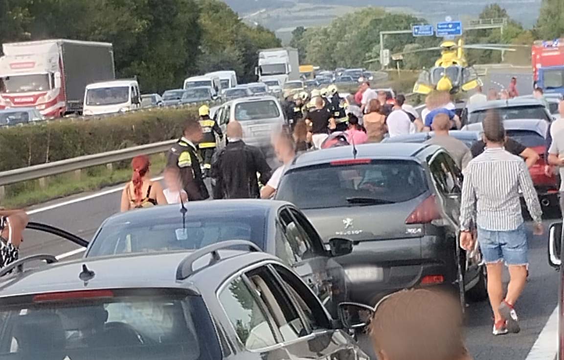 Teljes pályazár az M7-esen baleset miatt. Óriási a dugó