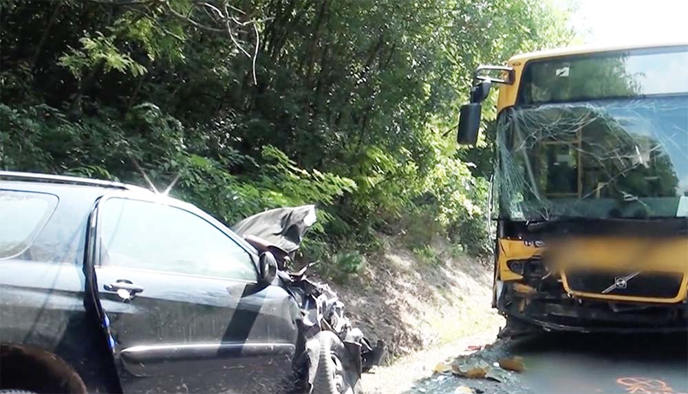 VIDEÓ: Busznak és motornak csapódott egy autós